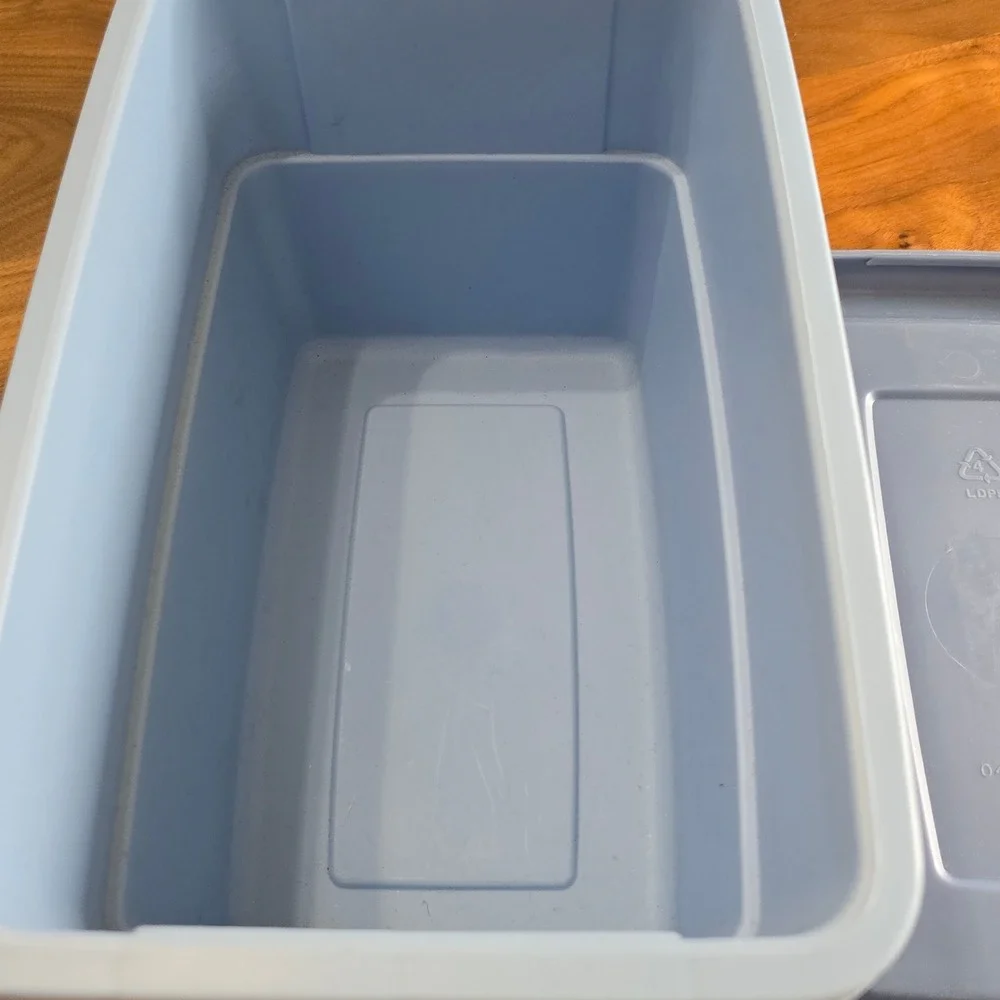 Rubbermaid Roughneck Storage Tote Small Plastic Bin Lid Blue 0475 4 Durable Home